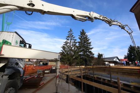 BETONIRANJE PLOŠČE PRIZIDKA PRI ZD CERKNICA 08 FOTO LJUBO VUKELIČ